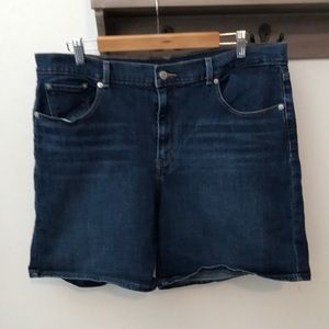 Levi’s jean shorts classic, hemmed size 33